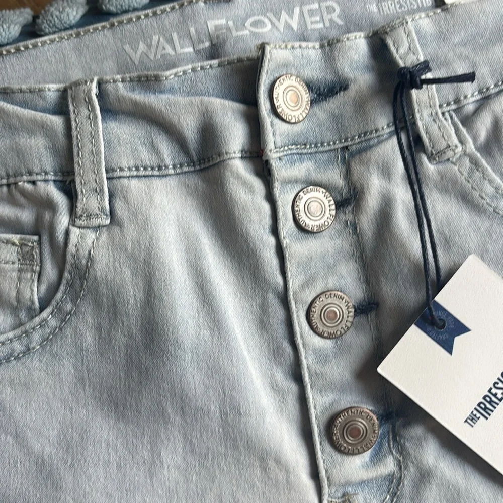 NWT WallFlower Women's Irresistible Denim Shorts High-Rise Insta Soft Ju…